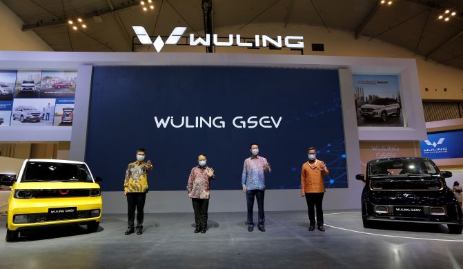 Pose petinggi Wuling Motors dengan dua mobil listriknya di GIIAS 2021 