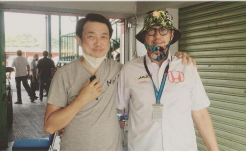 John Impreza (kiri) bersama Anthony Sarwono saat menyaksikan ISSOM di Sentul International Circuit, Bogor, beberapa waktu lalu