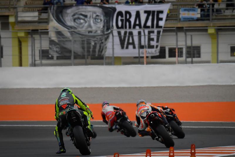 Terima kasih Vale! Poster yang sudah ramai dibentangkan fans sejak seri Misano lalu, melepas Valentino Rossi ke masa pensiun. (Foto:motogp)