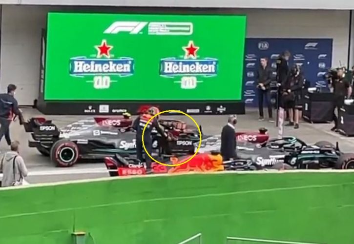 Tertangkap layar dari twitter saat Max Verstappen mendekati mobil Lewis Hamilton usai kualifikasi GP Brasil. (Foto: f1)