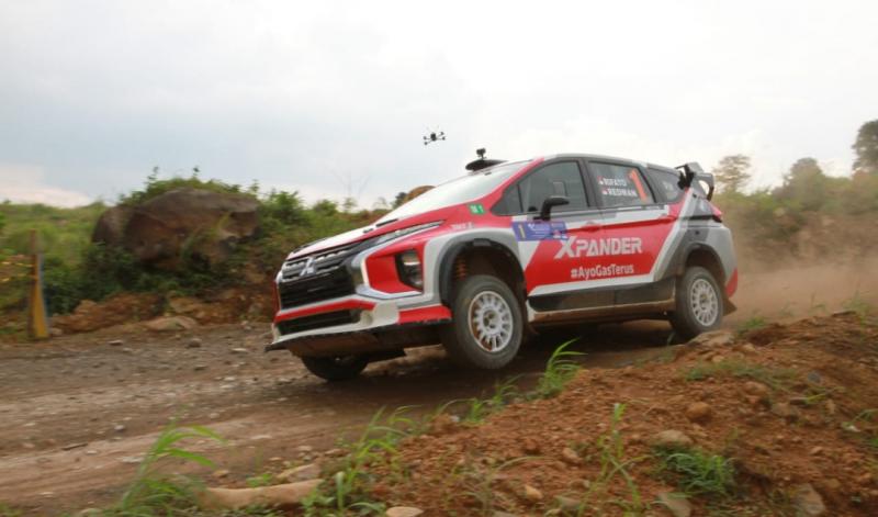 Mitsubishi Xpander AP4 yang dikendarai Rifat Sungkar melaju kencang dan tak tertahan lawan-lawannya di Kejurnas Sprint Rally 2021 Stage Park Sentul 