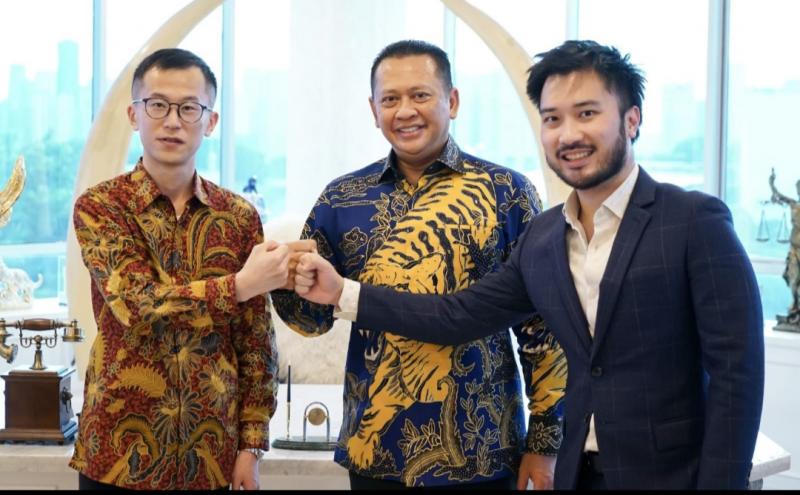 Bamsoet bersama Head of Asia Pacific Region EHang Intelligent Equipment Mr. Bill Choi bersama CEO Prestige Image Motorcars Rudy Salim, di Jakarta, Rabu (17/11/2021).