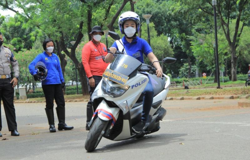 Salah satu Miss IMI 2021 dilatih pengetahuan soal safety riding dari Polda Metro Jaya