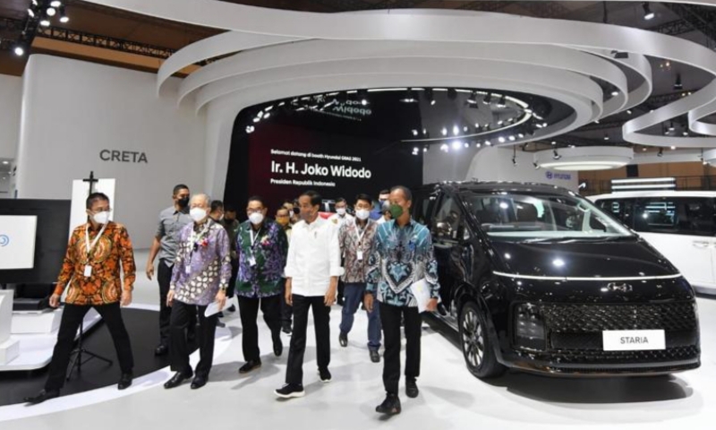 Presiden Jokowi kunjungi booth Hyundai di pameran otomotif GIIAS 2021, Rabu (17/11/2021)