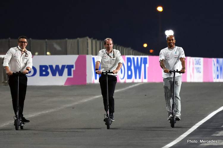 Lewis Hamilton beserta kru saat survey Sirkuit Losail, Qatar, yang baru kali ini gelar F1. (Foto: mercedes)