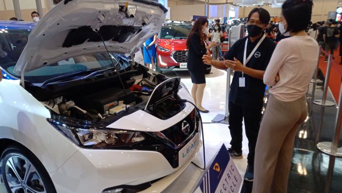 Anak muda mulai kepincut dengan mobil listrik Nissan Leaf yang nongkrong di GIIAS 2021