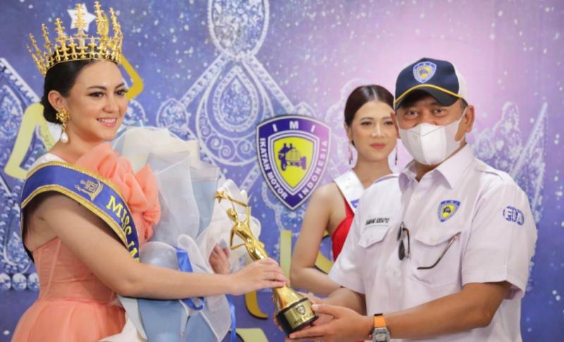Bamsoet serahkan trofi kepada Rosana M James yang terpilih sebagai Miss IMI 2021 di Sentul International Circuit, Bogor, Sabtu (20/11/2021) hari ini