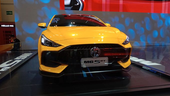 Tampag keren dan sporty MG 5 GT yang ada di booth MG Motor Indonesia di GIIAS 2021