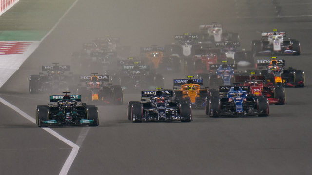 Start GP Qatar di Sirkuit Losail, aksi menawan Max Verstappen dari urutan 7 ke posisi 4 dalam satu lap. (Foto: f1)