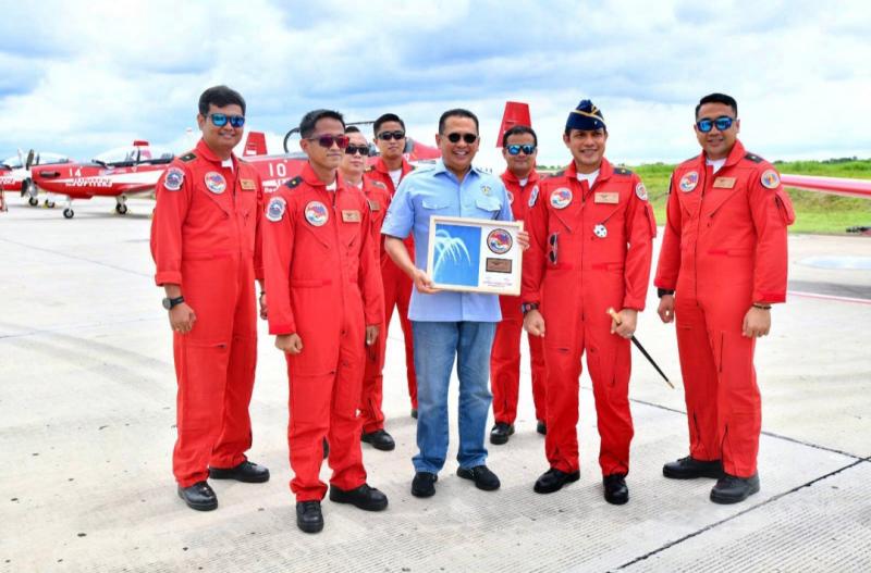 Bamsoet bersama para penerbang Jupiter Aerobatic Team TNI AU yang meriahkan WSBK 2021 dengan melakukan manuver terbang di langit sirkuit Mandalika, Lombok, NTB