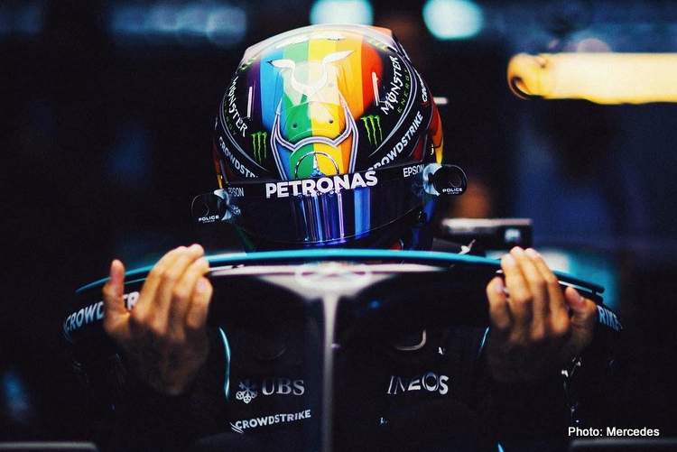 Sukses di Qatar jadi modal besar Lewis Hamilton mengarungi dua seri lanjutan di jazirah Arab. (Foto: mercedes)