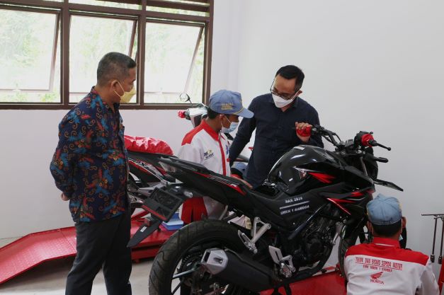Astra Honda Motor memfasilitasi anak-anak SMK di Lombok, Nusa Tenggara Barat agar dapat memahami dan mampu bersaing di dunia kerja otomotif