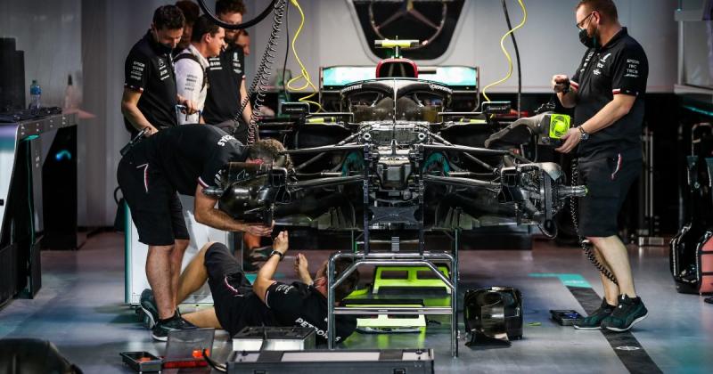 W12 milik Lewis Hamilton dibongkar dan semuanya bersih menuju balap krusial di GP Arab Saudi awal Desember 2021. (Foto: planetf1)