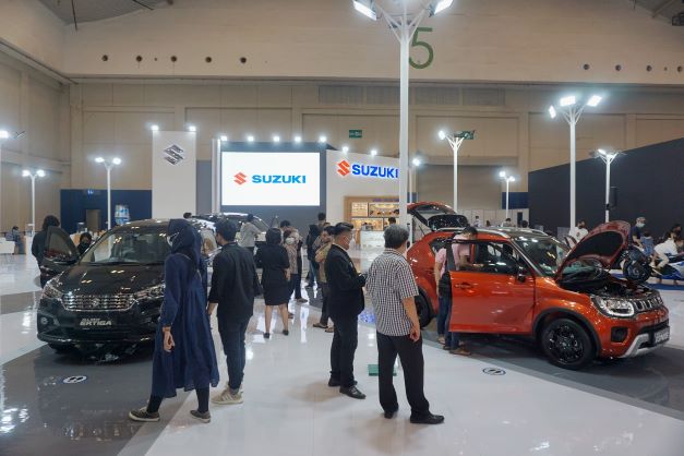 Pengunjung pameran otomotif GIIAS 2021, melihat berbagai model display mobil Suzuki