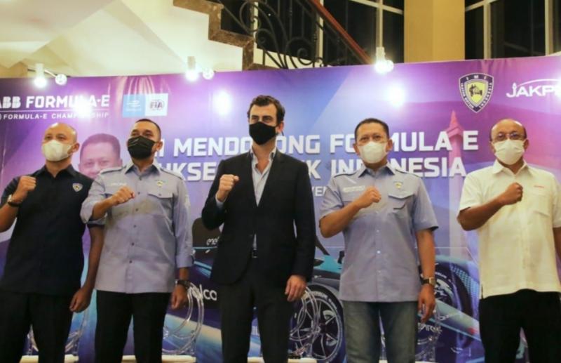 Dari kiri Ananda Mikola, Ahmad Sahroni, Alberto Longo, Bamsoet dan Widi Amanasto pada preskon Formula E Jakarta 2022, di Jakarta, Rabu malam hari ini