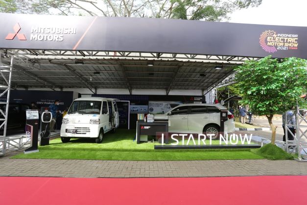Dua mobil listrik Mitsubishi yang ikut dalam ajang pameran Indonesia Electric Motor Show 2021