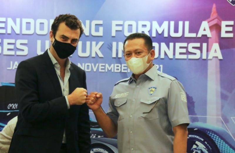 Bamsoet dan Alberto Longo pada Preskon Formula E Jakarta di kantor IMI Blackstone Jakarta, Rabu malam