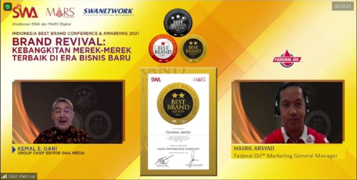 Federal oil Marketing General Manager, Hasril Asyad saat menerima penghargaan Indonesia Best Brand Confrence & Awarding 2021