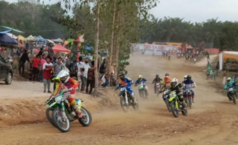 Dua Tahun Absen, Motocross dan Grasstrack Pelalawan Riau Sedot 296 Starter