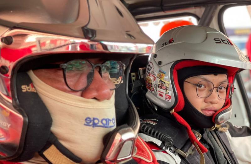 Duet driver senior Donny SQ dan navigator pemula bertalenta Daniel Sadikun mampu meraih poin dengan kendala girboks di Kejurnas Meikarta Sprint Rally 2021