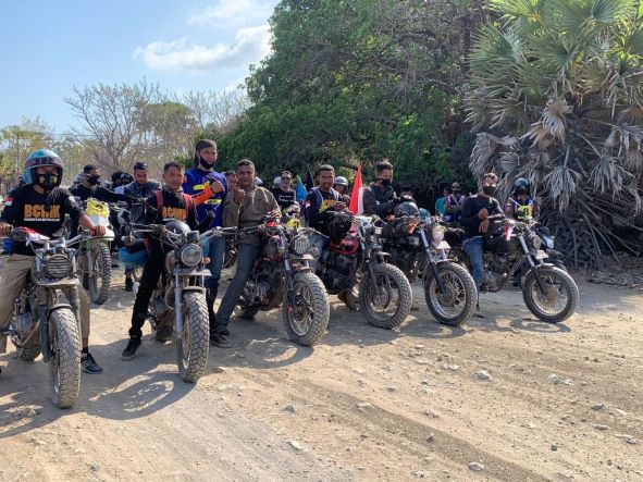 Para bikers Kefamenanu dari berbagai komunitas saat menjelajah wilayah perbatasan Indonesia dan Timor Leste