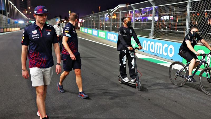 Max Verstappen (kiri) dan Lewis Hamilton (tengah) saat survey lintasan Sirkuit Jeddah jelang sesi latihan. (Foto: f1)