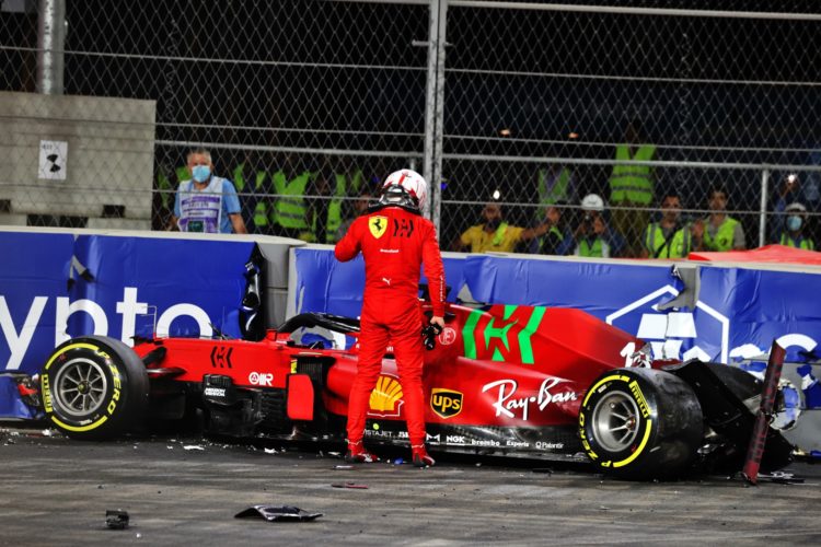 Ferrari SF21 besutan Charles Leclerc, mobil pertama yang hancur di Sirkuit Jeddah. (Foto: motorsportweek)
