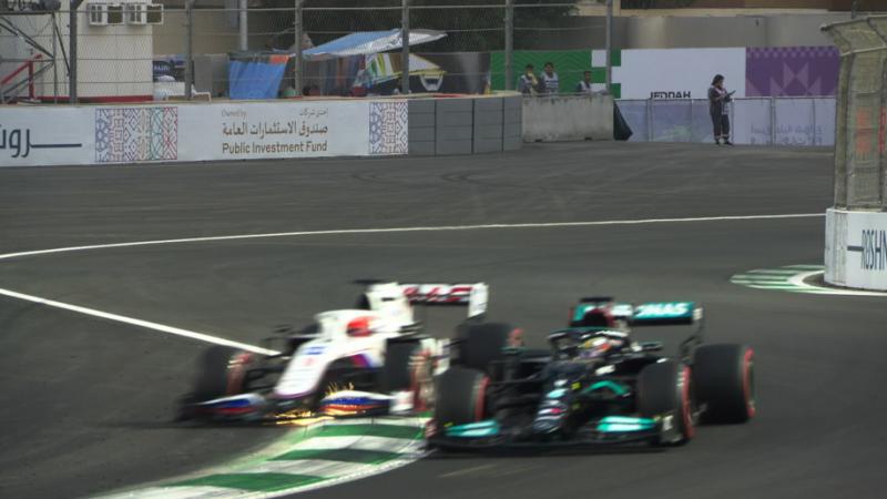 Momen mengerikan saat Nikit Mazepin (Haas) nyaris menghantam mobil Lewis Hamilton di Sirkuit Jeddah. (Foto: f1)