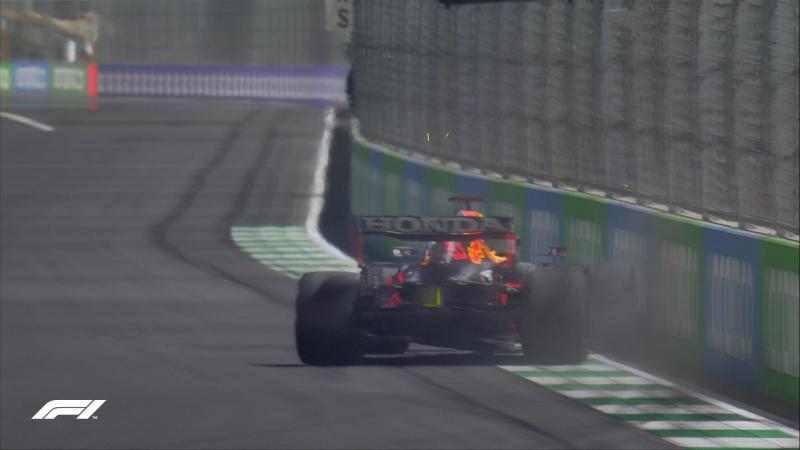 RB16B besutan Max Verstappen terhenti di dinding sirkuit hanya beberapa ratus meter dari garis finish Sirkuit Jeddah. (Foto: f1)