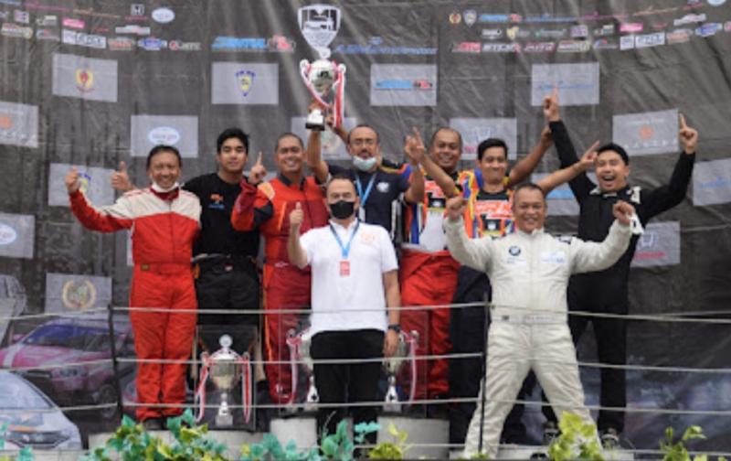Punggawa CRK Motorsport mengekspresikan kegembiraan di podium ETCC, Sentul International Circuit, Bogor kemarin 
