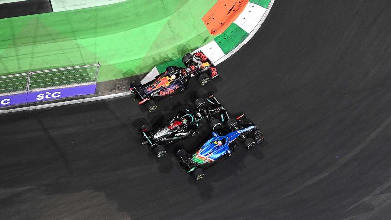 Momen Max Verstappen, Lewis Hamilton dan Esteban Ocon selepas restart pertama di Jeddah, kemudian hadirkan solusi barter posisi. (Foto: redbullcontentpool/gettyimage/racingnews365)
