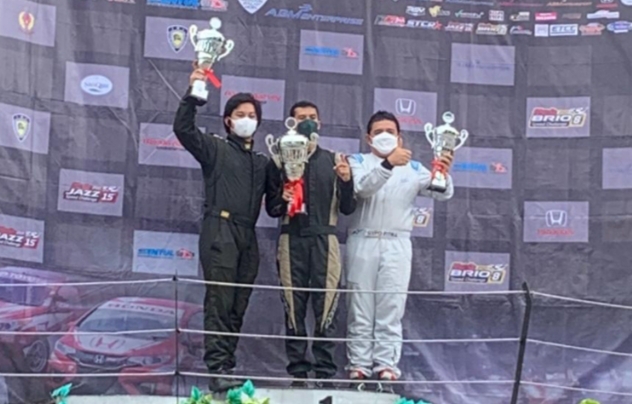 Dypo Fitra (kanan) di podium Honda Brio Speed Challenge Rising Star di Sentul International Circuit, Bogor, kemarin