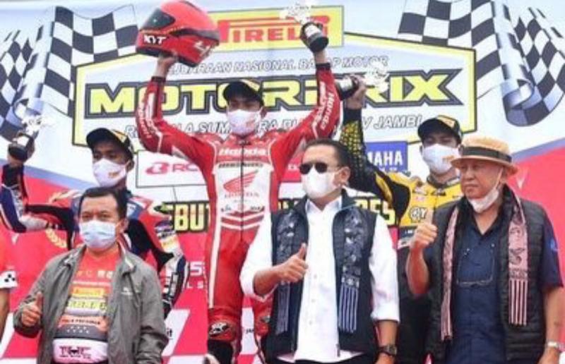 Bamsoet diantara para juara Kejurnas Motoprix 2021 region Sumatra di Jambi hari Minggu