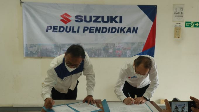 Petinggi Suzuki Motor Indonesia dan partner menandatangani kerjasamanya dalam mendukung pendidikan Sekolah Kejuruan