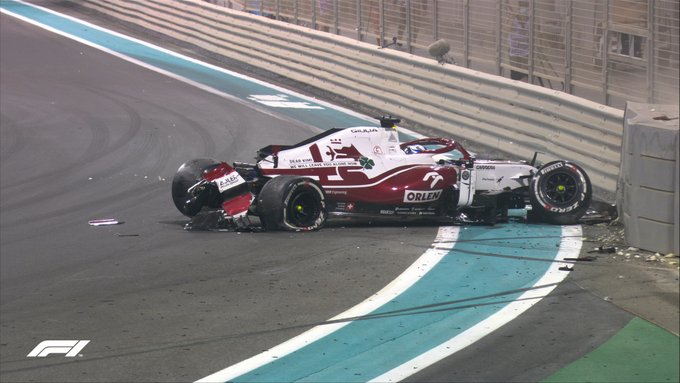 Kecelakaan tragis Kimi Raikkonen di akhir FP2, sinyal peringatan buat Max Verstappen dan Lewis Hamilton. (Foto: f1)
