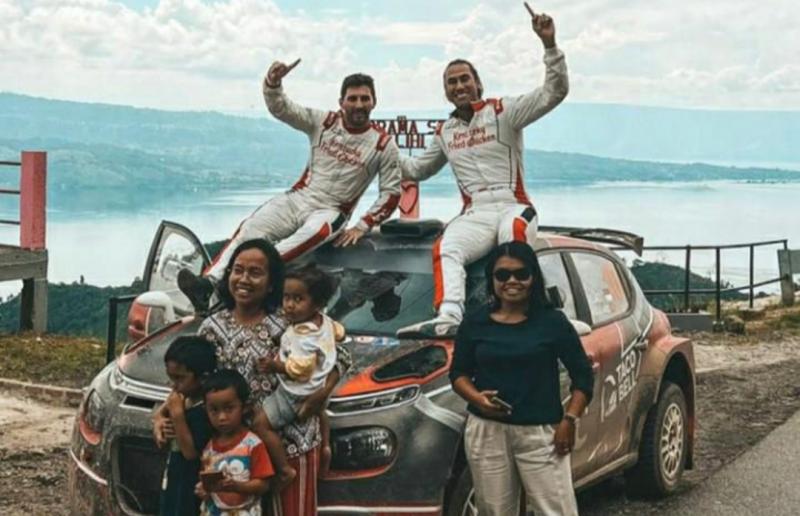 Sean Gelael dan co-driver Hugo Ismael usai menjuarai Kejurnas Danau Toba Rally 2021 putaran 1 disambut masyarakat sekitar Danau Toba, Sumatera Utara hari ini 