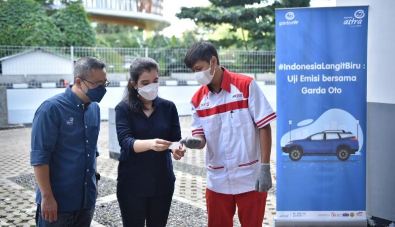 Chief Operating Officer Asuransi Astra, Hendry Yoga memantau pelaksanaan uji emisi kendaraan salah satu pelanggan Garda Oto dalam rangkaian #IndonesiaLangitBiru  