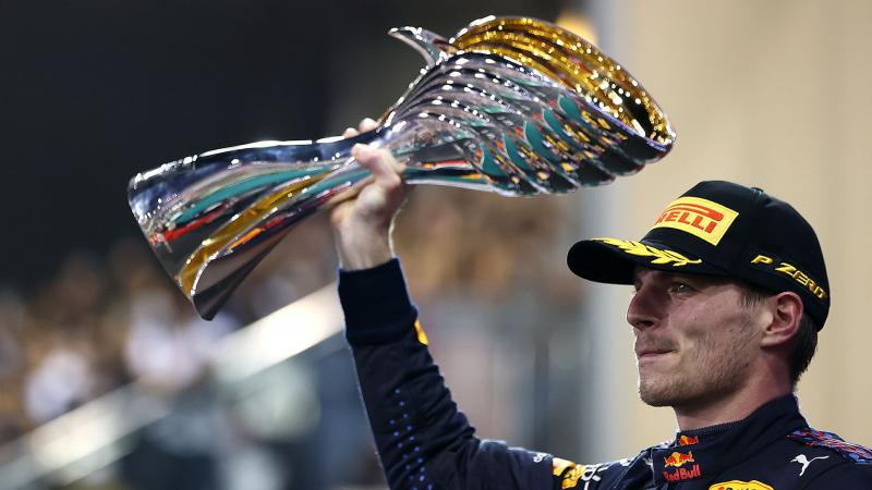 Max Verstappen dengan trofi kemenangan di Abu Dhabi, trofi kejuaraan dunia masih terganjal protes Mercedes. (Foto: f1)