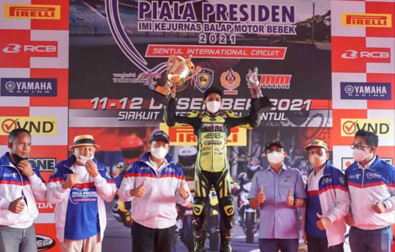 Bamsoet dan para pengurus IMI lainnya usai menyerahkan trofi bergilir Kejurnas Balap Motor Piala Presiden RI di Sentul International Circuit
