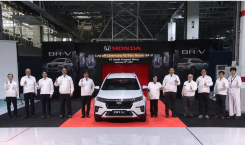Para petinggi Honda Prospect Motor merayakan kebanggaan dengan diproduksinya All New BR-V di pabrik Karawang, Jawa Barat