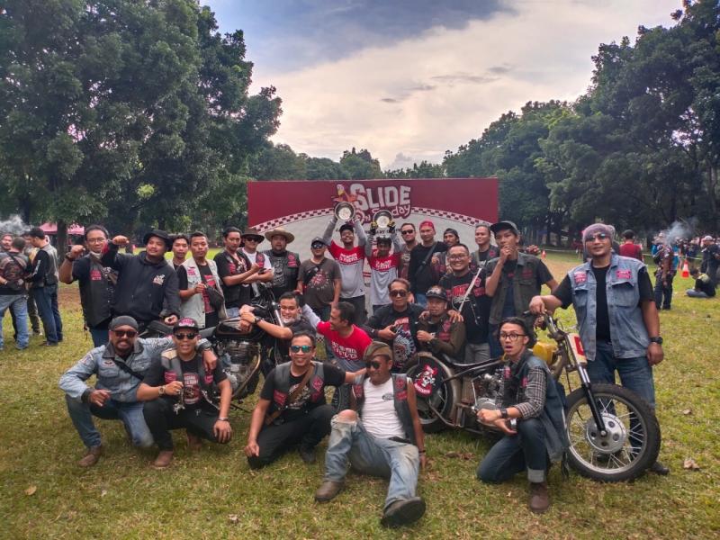 Para member Bikers Brotherhood MC saat mengikuti balap motor klasik di Cibubur