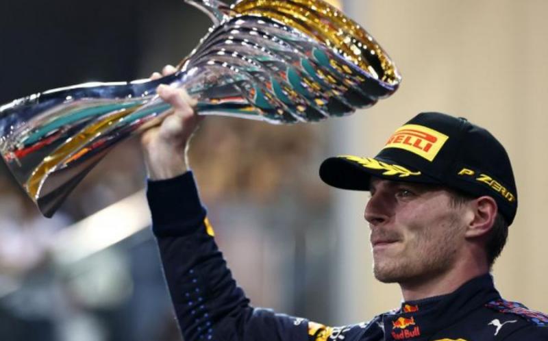 Max Verstappen dengan trofi kemenangan di Abu Dhabi, malam ini terima trofi kejuaraan dunia. (Foto: f1)
