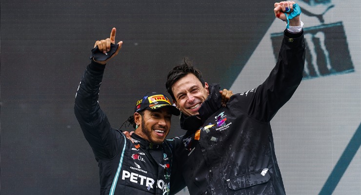 Lewis Hamilton (Inggris) dan Toto Wolff (Austria), dua orang terpenting yang menyatu di skuad Mercedes F1. (Foto: f1world)