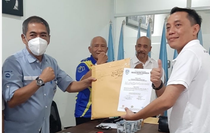 Kandidat Ketua IMI Jabar Errie Syauta SH (kanan) serahkan berkas Surat Dukungan klub anggota IMI Jawa Barat kepada Fredi Soemitro selaku Ketua Tim Penjaringan