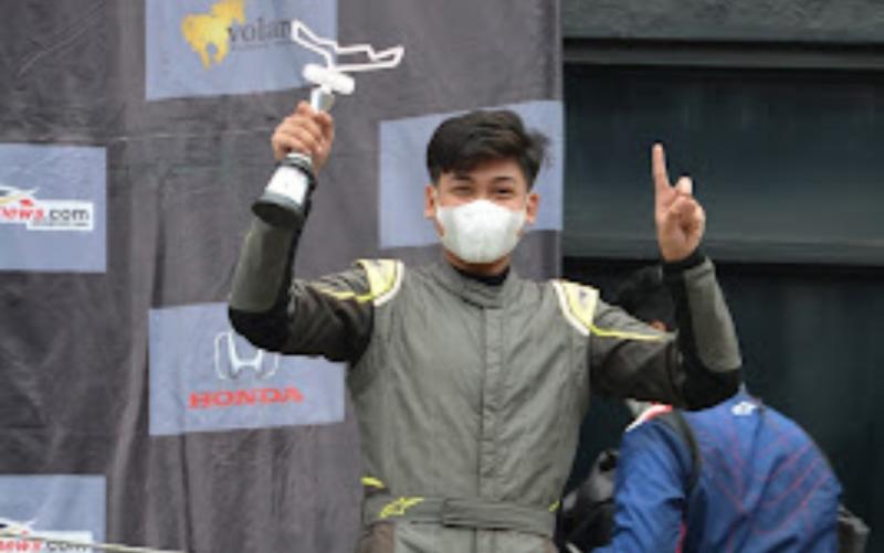 Vivaldhi Dwi Putra Wijaya mencetak double winner pada kejuaraan balap mobil ISSOM 2021. (foto : ist)