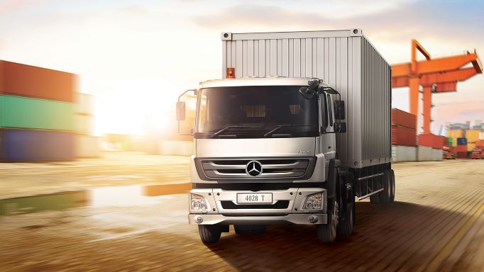 Ilustrasi truk Mercedes-benz Axor dengan teknologi yang ramah lingkungan