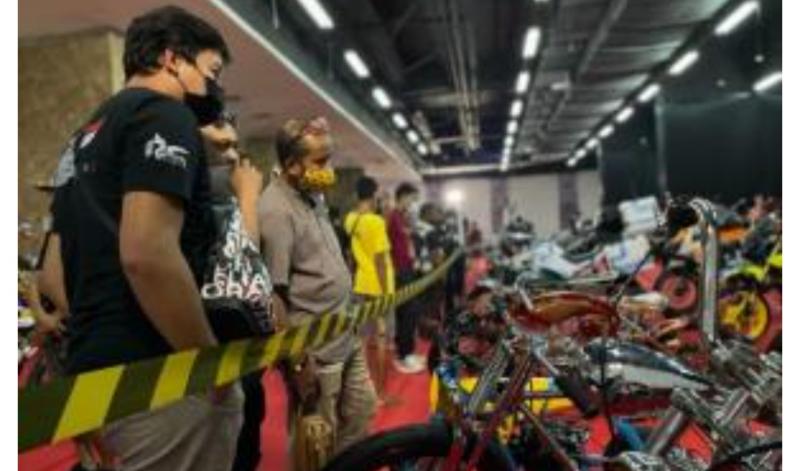 Para pengunjung ajang Honda Modif Contest di Surabaya yang menghasilkan karya terbaik mereka