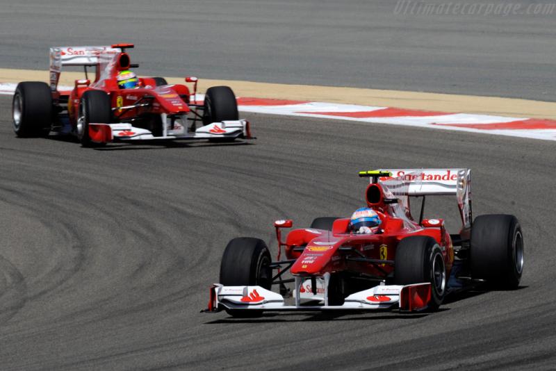 Ferrari F10 pada musim 2010 menandai awal kolaborasi Santander - Ferrari di trek balap F1. (Foto: ist)