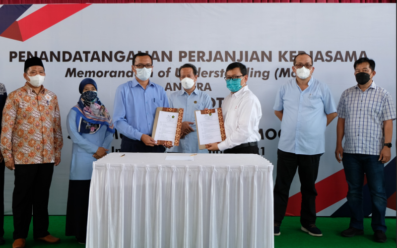 Penandatangan MOU Wuling dan SMK di Imogiri, Bantul, Yogyakarta sebagai bentuk dukungan pada pendidikan