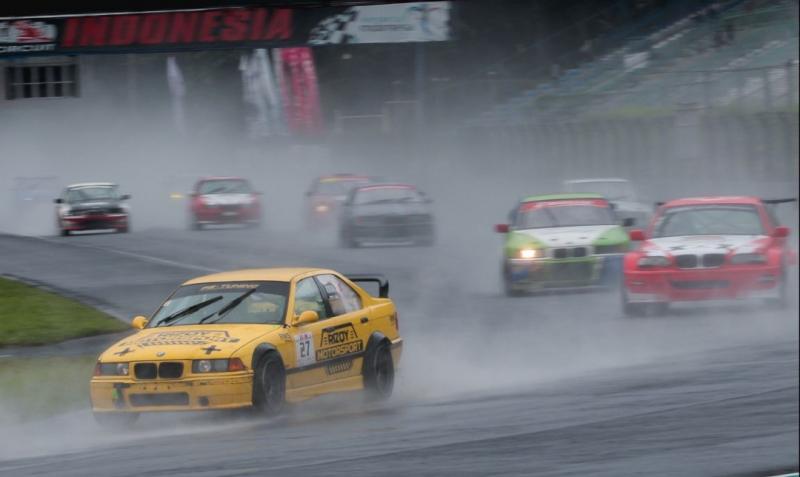 BMW kuning andalan Adrian Paruntu terdepan di ETCC 3000 ISSOM 2021, Sentul International Circuit Bogor